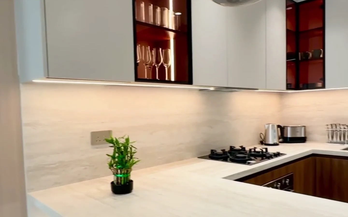 Offene moderne Küche mit Holzfronten und heller Arbeitsplatte